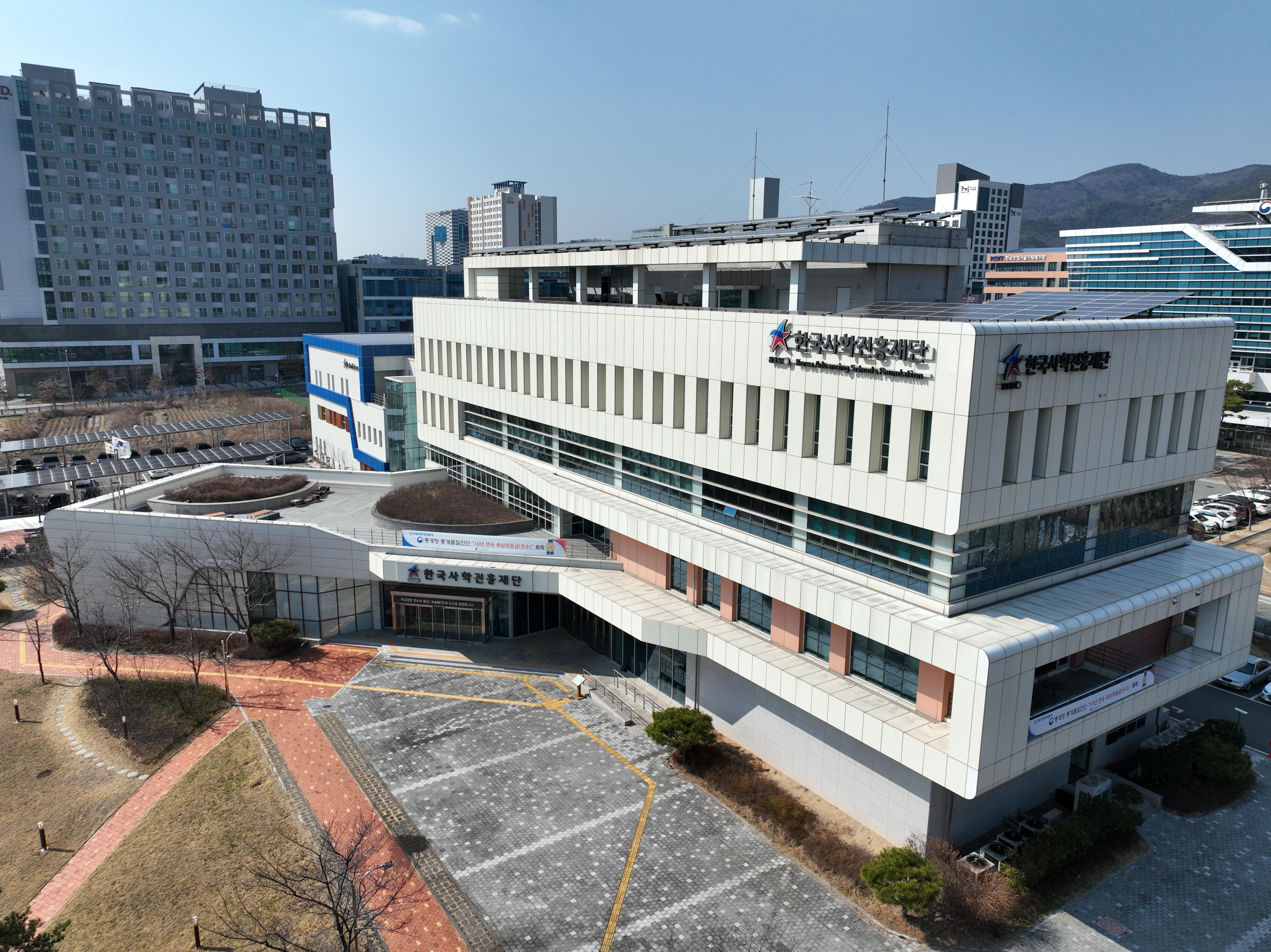 ('25.4.8.) 한국사학진흥재단, 산불 피해 이재민에 1억 상당 행복기숙사 생활비 지원 및 임직원 성금 전달