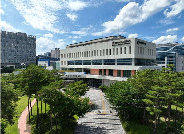 ( 26.08.10.) 한국사학진흥재단, 행복기숙사 취약계층 입주 대학생 장학금 전달 대표이미지